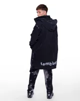 Campera larga con capucha, confeccionada en jean negro.