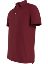 Chomba de corte slim color burdeos, confeccionada en piqué de algodón elástico, con cuello clásico y tres botones.