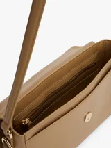 Cartera mensajera color beige con monograma TH dorado en el frente. Tiene asa superior, correa de textil trenzado ajustable y extraíble, bolsillo interior con cremallera y monedero extraíble con cremallera.