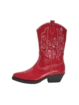 Botas rojas de estilo cowboy con bordados blancos y suela negra.