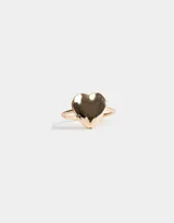 Anillo dorado con dije de corazón tipo relicario.