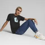 Remera negra de algodón con cuello redondo y manga corta. Estampado frontal con diseño de una ola enmarcada y logo de Puma.