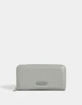 Billetera rectangular gris con cierre circundante y tag metálico con la inscripción "Just Be You".