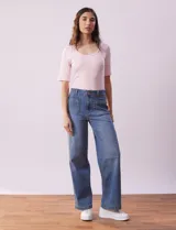 Jean wide leg de tiro alto, color azul, con pretina con pasadores, botón y cierre. Presenta bolsillos delanteros y traseros.