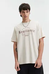 Remera color crema de manga corta con cuello redondo y estampado frontal con la palabra 'Resilience' en tipografía gótica.