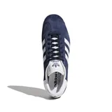 Championes Adidas Gazelle de gamuza azul marino con las tres tiras laterales blancas y detalles dorados.