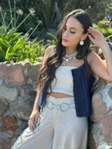 Collar corto con cuentas de nácar en diferentes formatos, perla natural XL y medallón de resina. Se cierra con cadena de acero quirúrgico y ganchito para regular el largo.