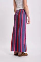 Falda larga de punto a rayas verticales en tonos fucsia, rojo, azul y blanco.