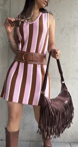 Vestido corto tejido a rayas verticales color marrón, rosa y blanco, sin mangas y corte ajustado.