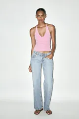 Top negro de cuello halter con escote pico y tiras finas en la espalda.
