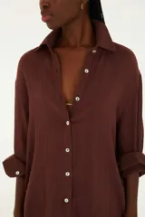 Camisa marrón texturizada de manga larga con cierre frontal con botones y cuello clásico.