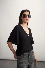 Camisa blanca de mangas cortas con botones.