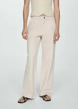 Pantalón de jean color beige, de tiro medio, corte recto y largo hasta el tobillo.