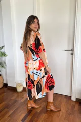 Vestido camisero midi con volados, estampado con hojas de colores y cierre frontal con botones.
