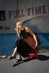 Bolso tote de cuero marrón con costuras visibles, doble asa de hombro, cierre con broche imán y doble bolsillo interior, uno con cierre.