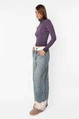 Top manga larga color morado, de morley, ajustado al cuerpo, con cuello alto y teñido degradado en las terminaciones.