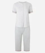 Conjunto de pijama gris claro melange, compuesto por una blusa de mangas cortas con abotonado delantero y un pantalón capri con cintura elástica. Ambas prendas tienen detalles de encaje rosa.