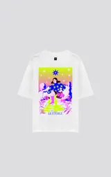 Remera blanca de manga corta y cuello redondo, de calce oversize. Presenta una estampa frontal inspirada en el tarot, con una mujer sentada en un paisaje surrealista, estrellas y la frase "LE ÉTOILE".