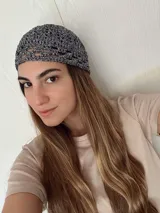 Gorro tipo casquete color beige, tejido a mano en crochet con hilo de algodón y lurex.