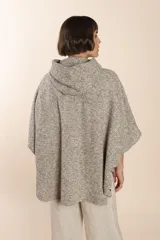 Capa color crudo de lana fina sin teñir, con capucha, cierre frontal y bolsillos con cierre.