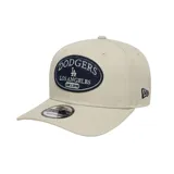 Gorra New Era color beige con logo de Los Angeles Dodgers bordado en azul marino en el frente y logo de New Era bordado en el lateral.