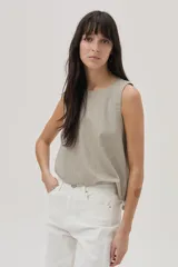 Top de lino metalizado color beige, con escote redondo y sin mangas.