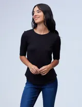 Remera de modal color verde, con cuello redondo y manga corta, de terminación de ruedo redondeado, de la marca Cupio.