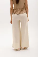 Pantalón palazzo color crudo, confeccionado en lino 100%.