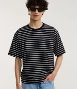 Remera boxy de algodón a rayas blancas y negras, con cuello redondo y mangas cortas.