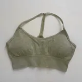 Top deportivo negro con efecto lavado, breteles finos y espalda deportiva.