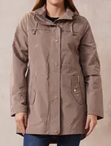 Campera impermeable color beige, marca Weatherproof, con capucha desmontable, cierre central oculto con botones a presión, bolsillos laterales con cierre y corte a la altura de la cadera.