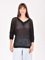 Buzo de tejido de punto calado color negro, con escote en V y mangas 3/4.