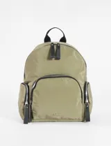 Mochila de nylon color verde oliva con múltiples cierres y detalles en negro. Presenta un bolsillo principal superior redondeado, un bolsillo frontal con cierre y dos bolsillos laterales con cierre. Tiene un asa superior corta y tirantes ajustables.