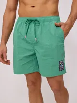 Short de baño color lila con cordón ajustable en la cintura y parche con logo de la marca en la pierna.