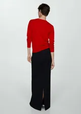 Sweater rojo de punto fino con cuello en V y mangas largas.