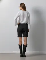 Bermuda de jean elastizada azul, marca One Five One. Pretina con pasadores, botón y cierre. Delantera con bolsillos. Trasera con bolsillos simulados.