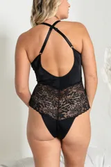 Body de lycra negra con microtul y puntilla elastizada, con tiras cruzadas en la delantera y broche en la entrepierna.