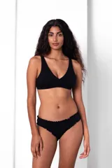 Conjunto de ropa interior de algodón color gris melange, compuesto por un corpiño triángulo sin aro y una bombacha clásica con volados.