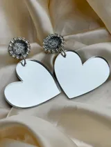 Aros colgantes con forma de corazón espejado y base redonda con strass plateados.