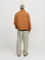 Pantalón de jean celeste claro, marca Jack & Jones, modelo Ron Original 692. Corte baggy, tiro alto, cinco bolsillos, cierre con botones y lavado stonewash.