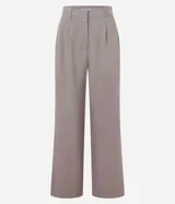 Pantalón de vestir color beige con cintura sencilla, pliegues delanteros y corte palazzo.