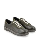 Sneaker de cuero color marrón, con suela de PVC y costuras decorativas, diseñado para brindar comodidad y estilo.
