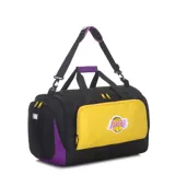 Bolso deportivo tipo duffel bag de Los Angeles Lakers, con cuerpo principal negro y detalles en amarillo y morado. Presenta el logo de los Lakers en el bolsillo frontal amarillo y el logo de la NBA en el lateral. Cuenta con asas de mano y correa ajustable para hombro.