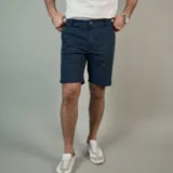 Bermuda color arena con bolsillos laterales y traseros.