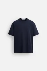 Camiseta negra de algodón de corte regular, con cuello redondo con ribete doble y mangas cortas.