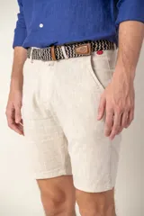 Bermuda color beige claro de lino y algodón, corte clásico, con bolsillos laterales y traseros.