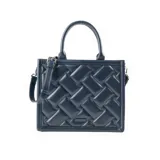 Bolso tote azul marino con diseño acolchado en símil cuero, doble asa corta y correa larga regulable.