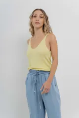 Musculosa amarilla de hilo con brillo sutil, de calce ajustado y breteles finos.