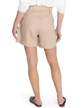 Short estilo bermuda de tiro alto color verde, confeccionado en lino orgánico, con pinzas y amplios bolsillos laterales.