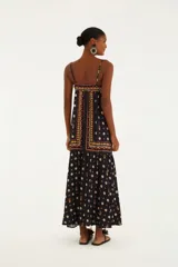 Vestido largo con tirantes finos ajustables y estampado de pañuelo. El escote es recto y la falda es fluida con sutiles capas.